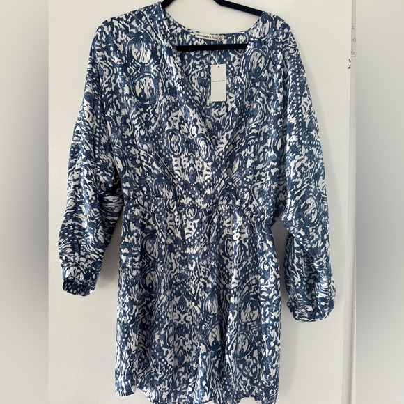 NWT, blue and white romper. Lightweight fabric, on trend peasant sleeves - Picture 2 of 3